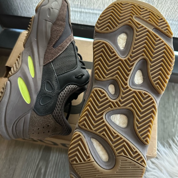 Yeezy 750 - Picture 3 of 4